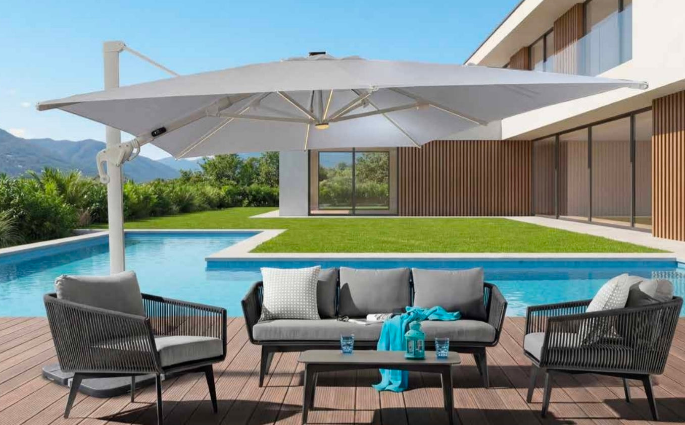 Ombrellone Deluxe di ArredamentiOnline aperto su terrazza, tessuto resistente e struttura robusta per ombreggiare all'aperto.