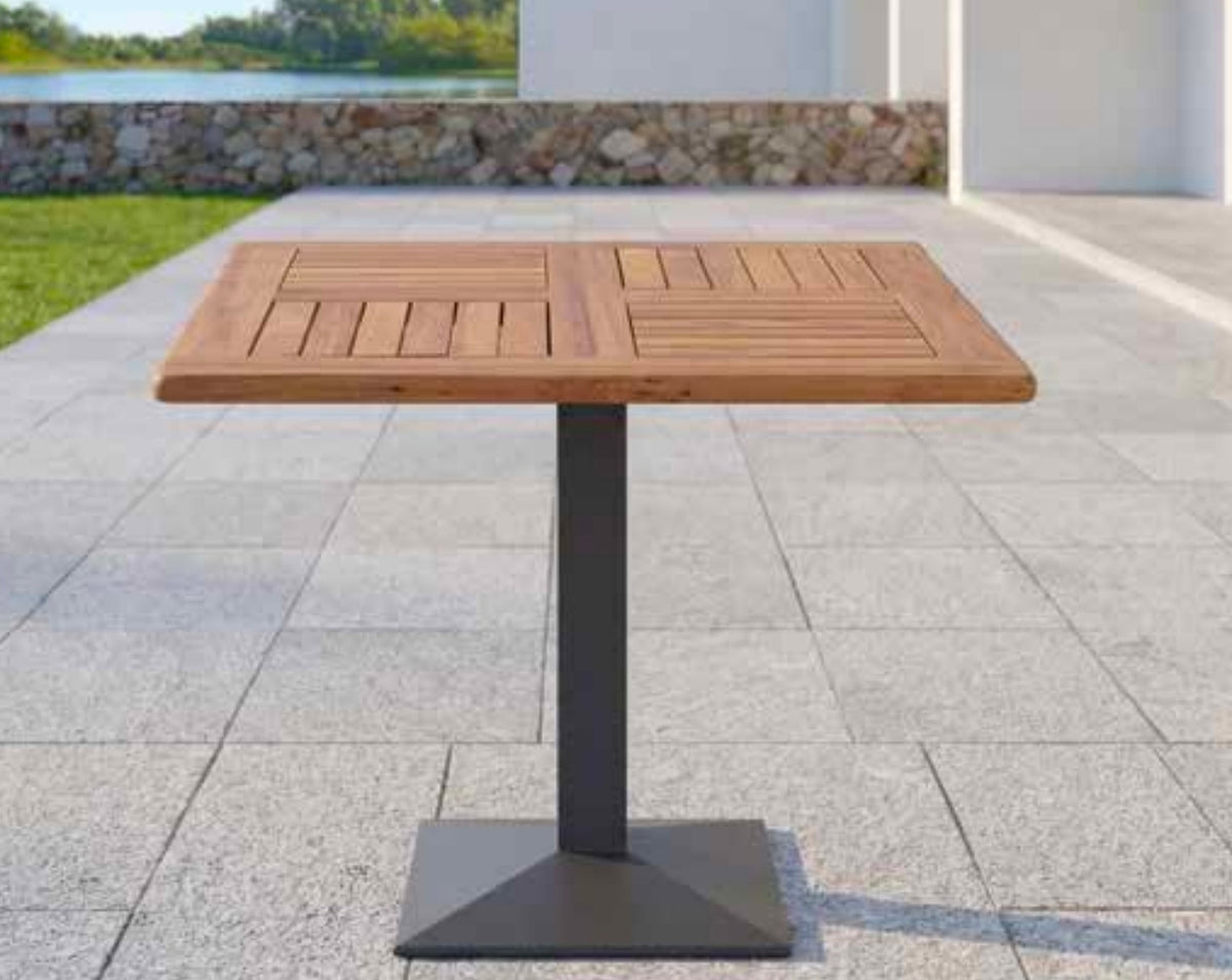 Tavolo da esterno in teak di ArredamentiOnline, robusto e elegante, con superficie liscia e gambe in legno naturale.
