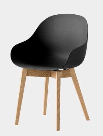 Sedia Academy Con Braccioli in legno nero di Connubia, vista frontale con dettagli delle braccia e struttura elegante