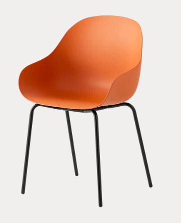 Sedia Academy con braccioli Connubia in nero con schienale in plastica e struttura in metallo, vista frontale.