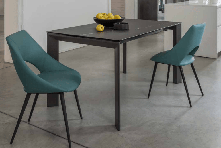 Sedia living Barcellona La Seggiola in ecopelle ottanio, design elegante e moderna per ambienti interni.