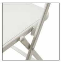 Sedia pieghevole La Seggiola in bianco con struttura in legno, design compatto e pratico per spazi ridotti.