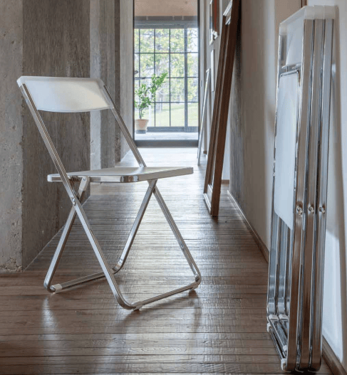 Sedia pieghevole Bit Lux di La Seggiola in legno chiaro con seduta imbottita e struttura compatta, ideale per spazi ridotti.