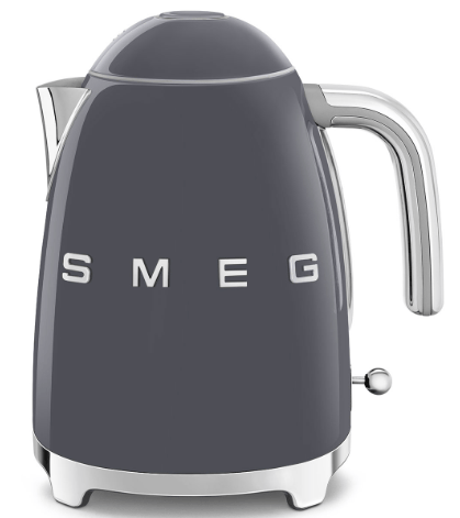 Bollitore elettrico Smeg in acciaio inossidabile con manico ergonomico e base di supporto, colore grigio.