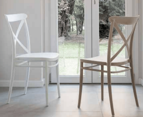 Sedia da soggiorno Borgo Antico La Seggiola in legno con schienale curvato, stile rustico e dettagli artigianali.