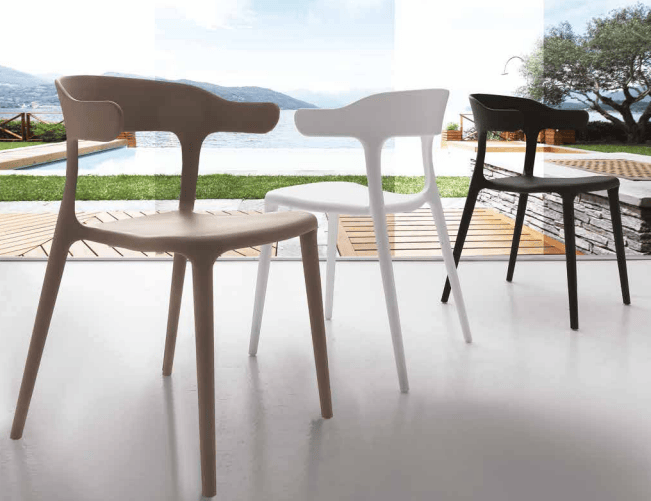 Sedia living Brera La Seggiola in legno con schienale curvo e seduta imbottita, stile elegante e moderno.