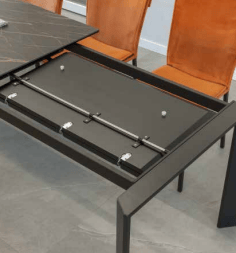 Piastrelle in ceramica Quadro di La Seggiola con motivo geometrico, mostra dettagli e colori eleganti.