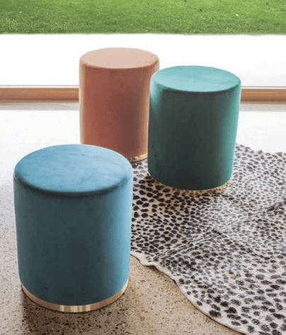 Pouf cilindrico La Seggiola in tessuto con design moderno, ideale come elemento d'arredo per soggiorno o camera.