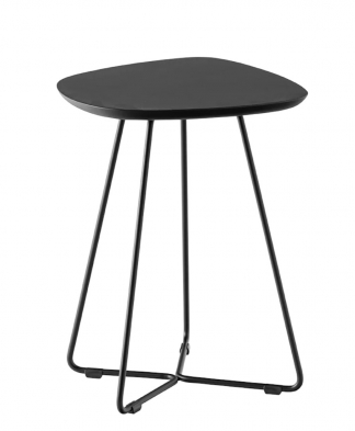 Sedia Ciop P Connubia in nero con design moderno e struttura in legno, vista frontale.