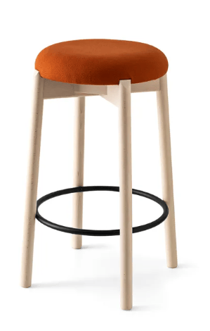 Sgabello Clelia Connubia con seduta in colore zafferano, design moderno e strutturato in legno e metallo.