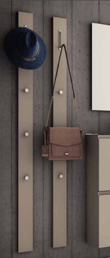 Sedia Dolce Vita La Seggiola con seduta in sabbia e struttura in legno, design elegante e moderno.
