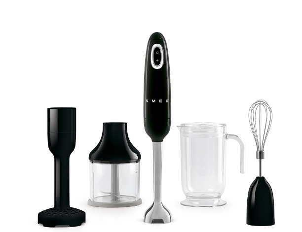 Frullatore ad immersione Smeg con accessori inclusi, manico ergonomico e lame in acciaio inox, ideale per frullare e mescolare.