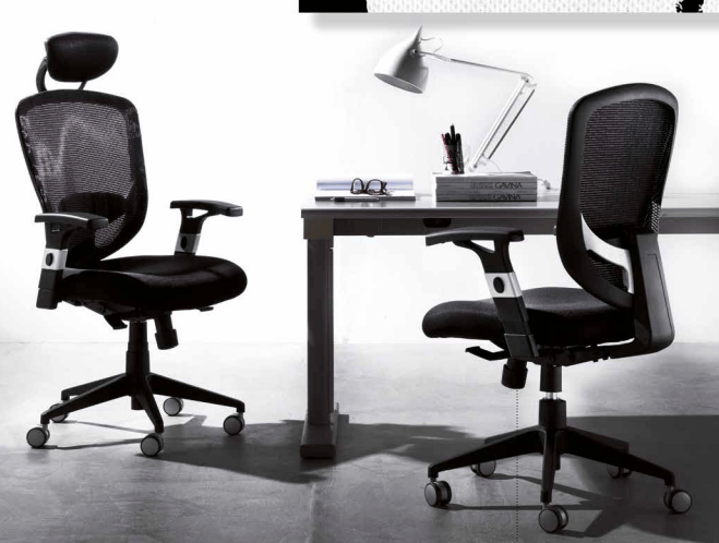 Poltrona da ufficio Futura La Seggiola con schienale alto e braccioli, rivestimento in tessuto nero e design ergonomico.