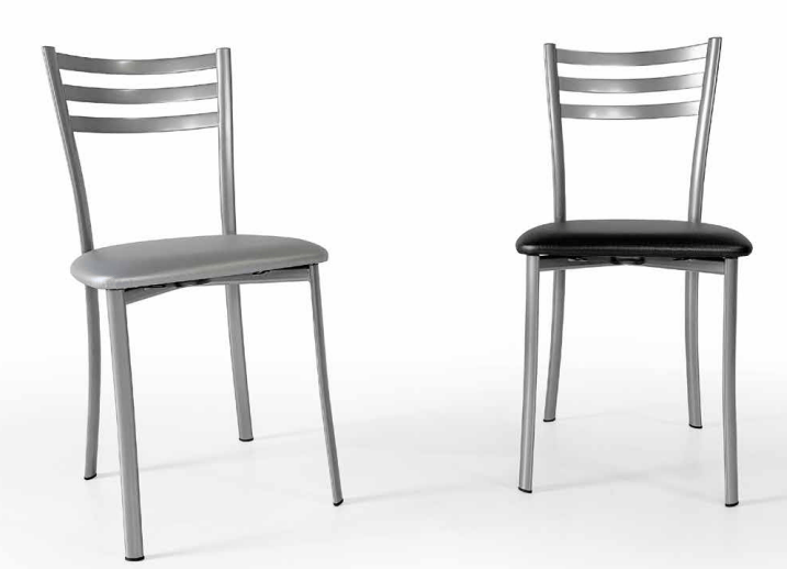 Sedia da soggiorno Jody La Seggiola con seduta e schienale in legno, design moderno e resistente, ideale per ambienti living.