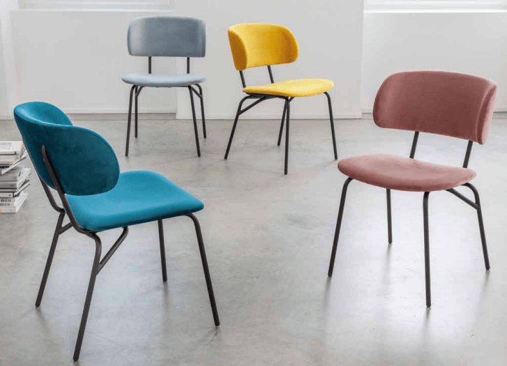 Sedia living Juliette La Seggiola con schienale imbottito e struttura elegante in legno, ideale per soggiorno.
