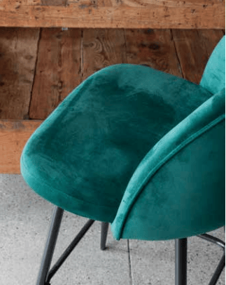 Sgabello da cucina Lulù di La Seggiola in verde bosco, con seduta imbottita e struttura in legno naturale, ideale per cucina moderna