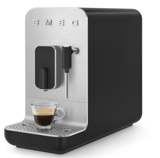 Macchina da caffè espresso automatica Smeg con design elegante, display digitale e beccuccio per caffè in acciaio inox.