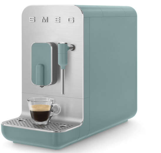 Macchina da caffè espresso automatica Smeg colore verde, con pannello di controllo e beccuccio per il caffè.