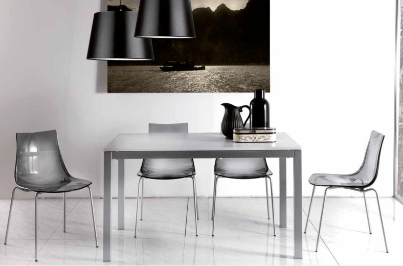 Sedia Majestic Fisso in alluminio di La Seggiola, con struttura resistente e design elegante, vista frontale.