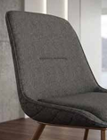Sedia Norway di La Seggiola con design moderno, seduta imbottita e struttura in legno chiaro, vista dall'angolazione.