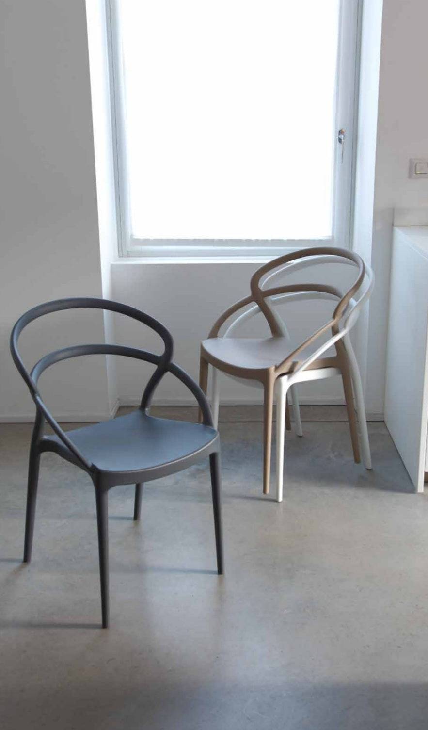 Sedia Pilar La Seggiola per zona living, con struttura moderna e seduta comoda, ideale per arredare il soggiorno.