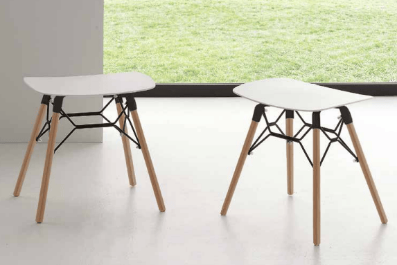 Sgabelli da cucina Polaris di La Seggiola, seduta con schienale e gambe in legno chiaro, ideale per ambienti moderni.