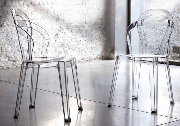 Sedia living Rainbow La Seggiola con design colorato arcobaleno, seduta e schienale in plastica resistente, stile moderno e vivace.
