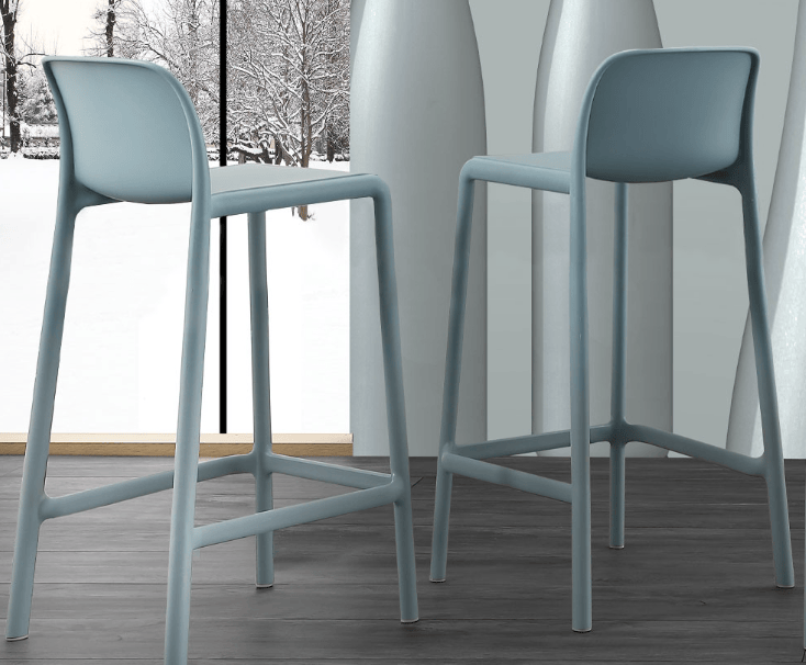 Sgabello da cucina River di La Seggiola in colore celeste, con seduta rotonda e supporto in metallo, stile moderno e funzionale.