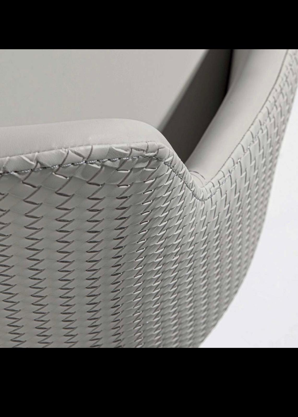 Sedia Roma La Seggiola in legno con schienale curvato e seduta imbottita, stile classico e elegante, in un ambiente moderno.