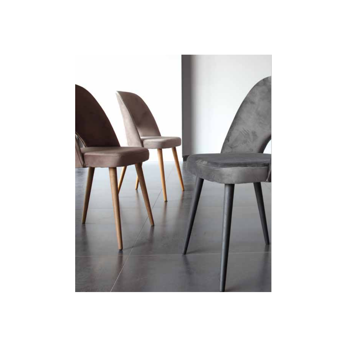 Sedia Barcellona La Seggiola con struttura in legno e seduta imbottita, stile elegante e moderno per ambienti interni.