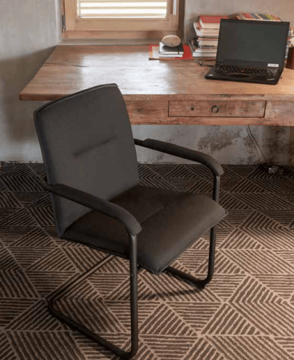 Sedia da ufficio La Seggiola, moderna con schienale ergonomico e seduta imbottita, ideale per scrivania e studio.