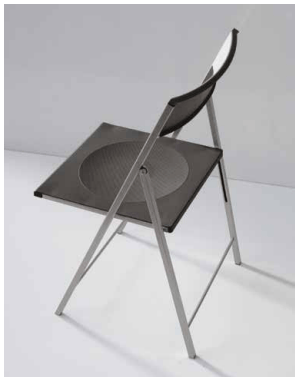 Sedia pieghevole in acciaio nero della marca La Seggiola, struttura resistente e design compatto.