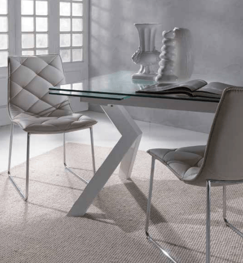 Vetro bianco della sedia Tokio Glass di La Seggiola, chiuso, con dettagli trasparenti e design elegante.