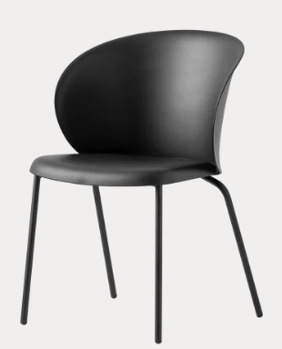 Sedia Tuka con braccioli impilabile di Connubia, struttura nera e design moderno, ideale per spazi interni ed esterni.