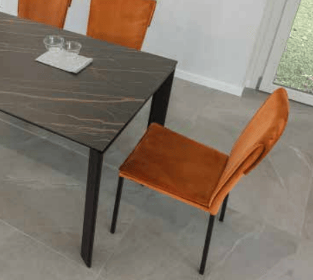 Sedia living Vogue Plus La Seggiola in tessuto color mattone, design moderno e confortevole, con struttura robusta