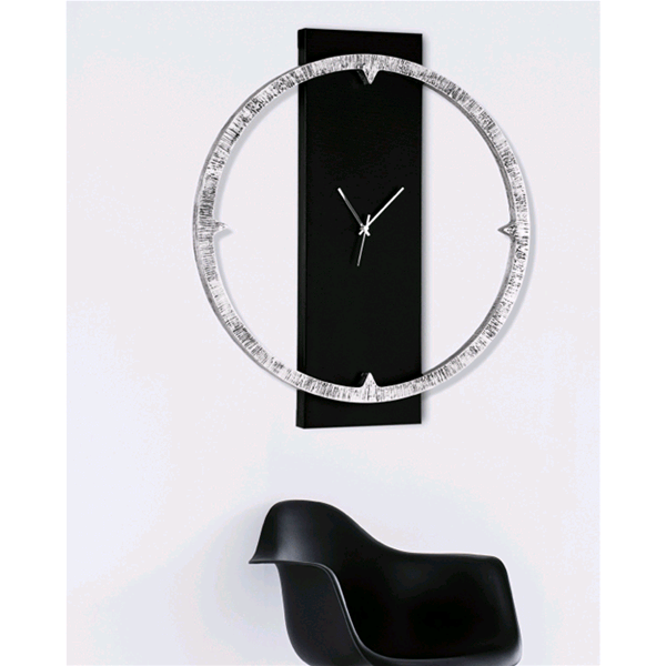 Orologio da parete moderno con cornice argento e quadrante nero, ideale per arredamento soggiorno o ufficio
