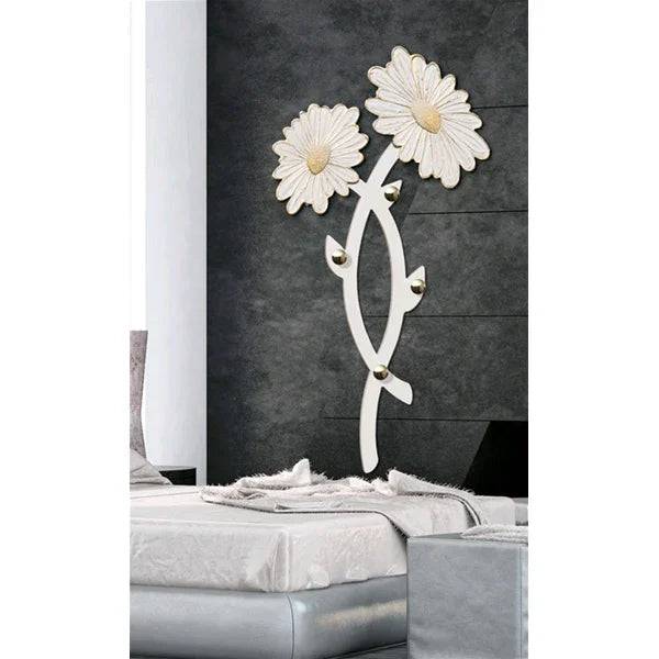Testiera letto moderna con fiori bianchi e dettagli dorati, design elegante per camera da letto