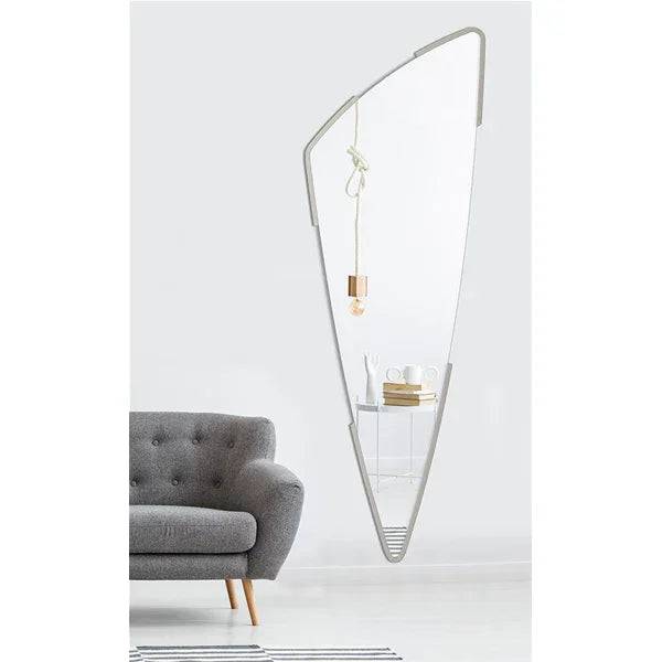 Specchiera Laguna Pintdecor tortora con cornice sottile e finitura elegante, perfetta per l'arredo moderno e raffinato.