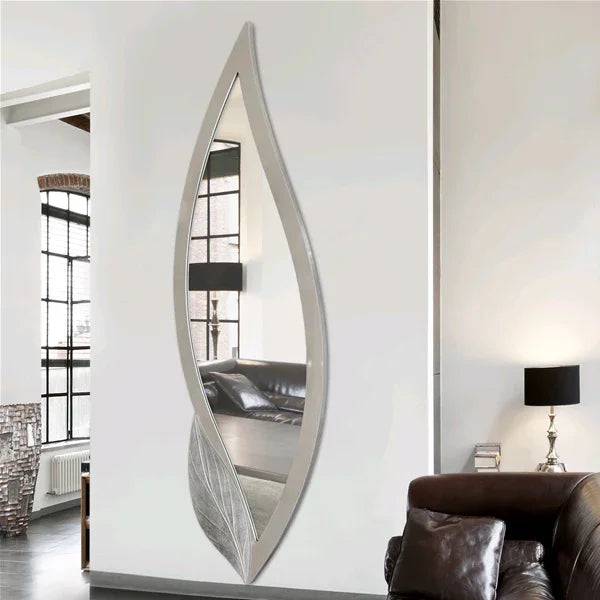 Specchiera Petalo Pintdecor con forma a petalo, design elegante e moderno, riflette luce e stile in ogni ambiente.