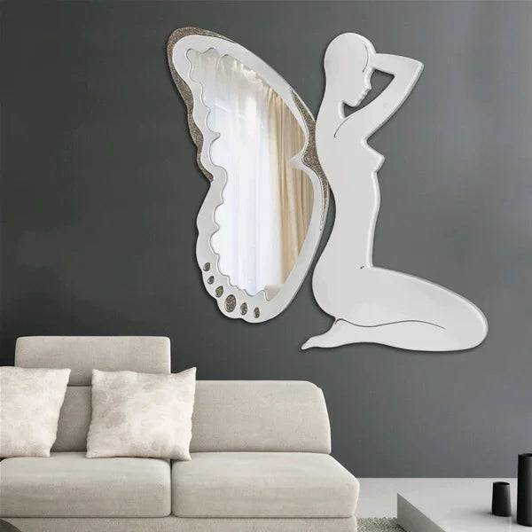 Specchiera Trilli Pintdecor con cornice decorativa, riflette luce e aggiunge eleganza a ogni ambiente.