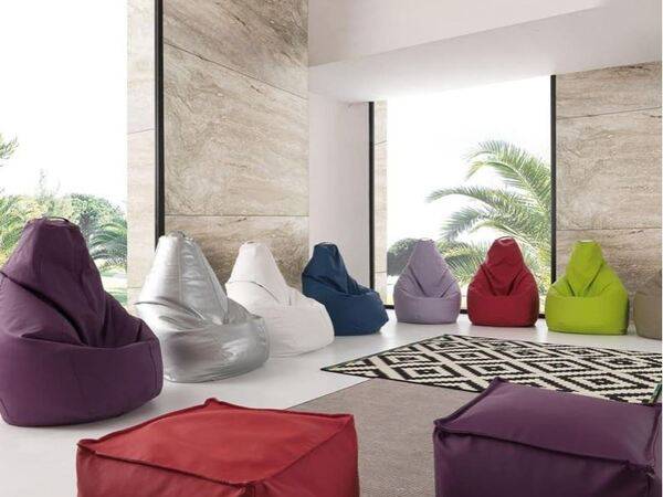 Poltrone a sacco colorate per soggiorno moderno, ideali come sedute casual e comode in vari toni.