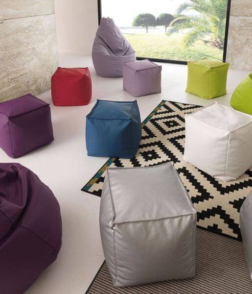 Pouf Dado della marca La Seggiola, rivestito in tessuto tinta unita, con forma rotonda e superficie morbida.