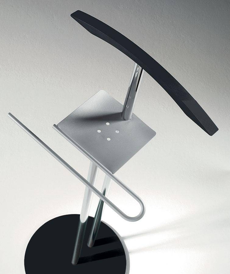 Sgabello design moderno con seduta metallica e struttura cromata, ideale per cucina o bar