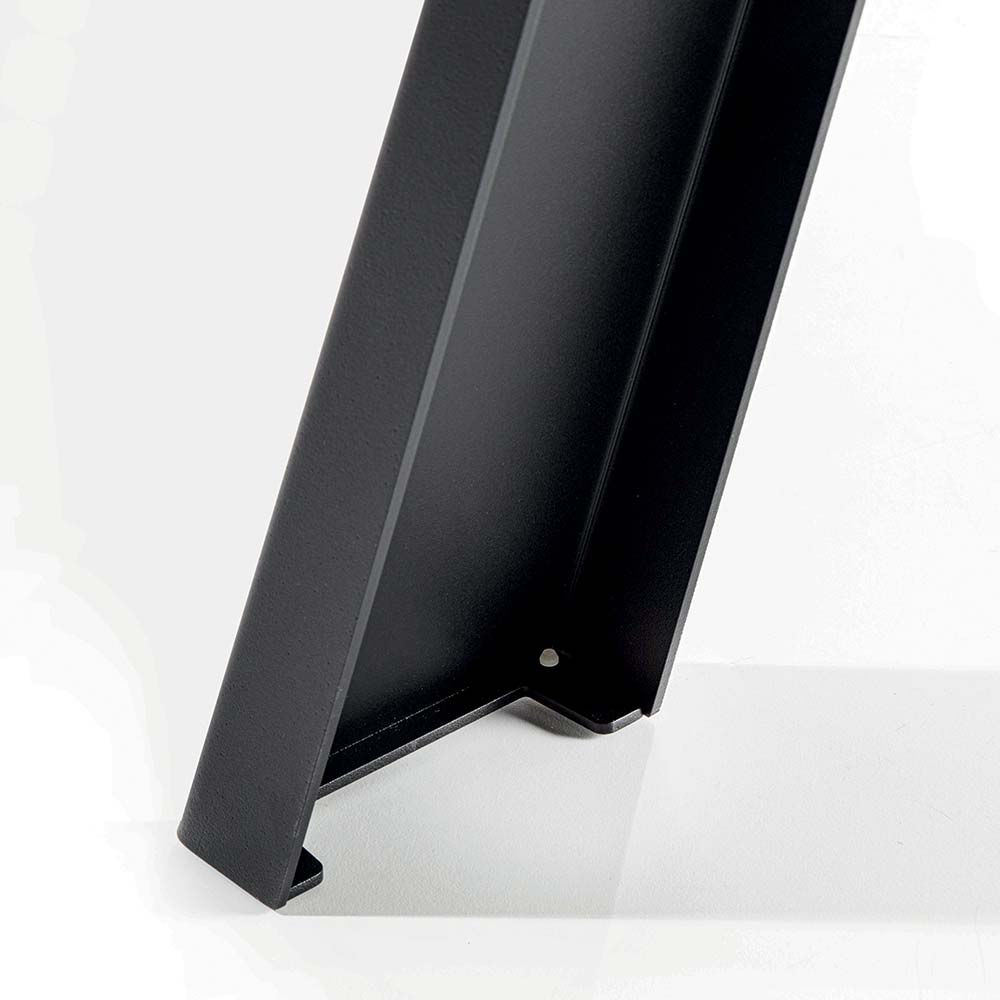 Dettaglio gambe nere in metallo per mobili moderni, design minimalista