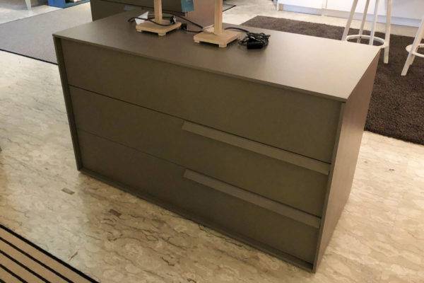 Comò Bonn Cinquanta3 con cassetti in legno chiaro, design elegante e dettagli moderni, foto vista frontale.