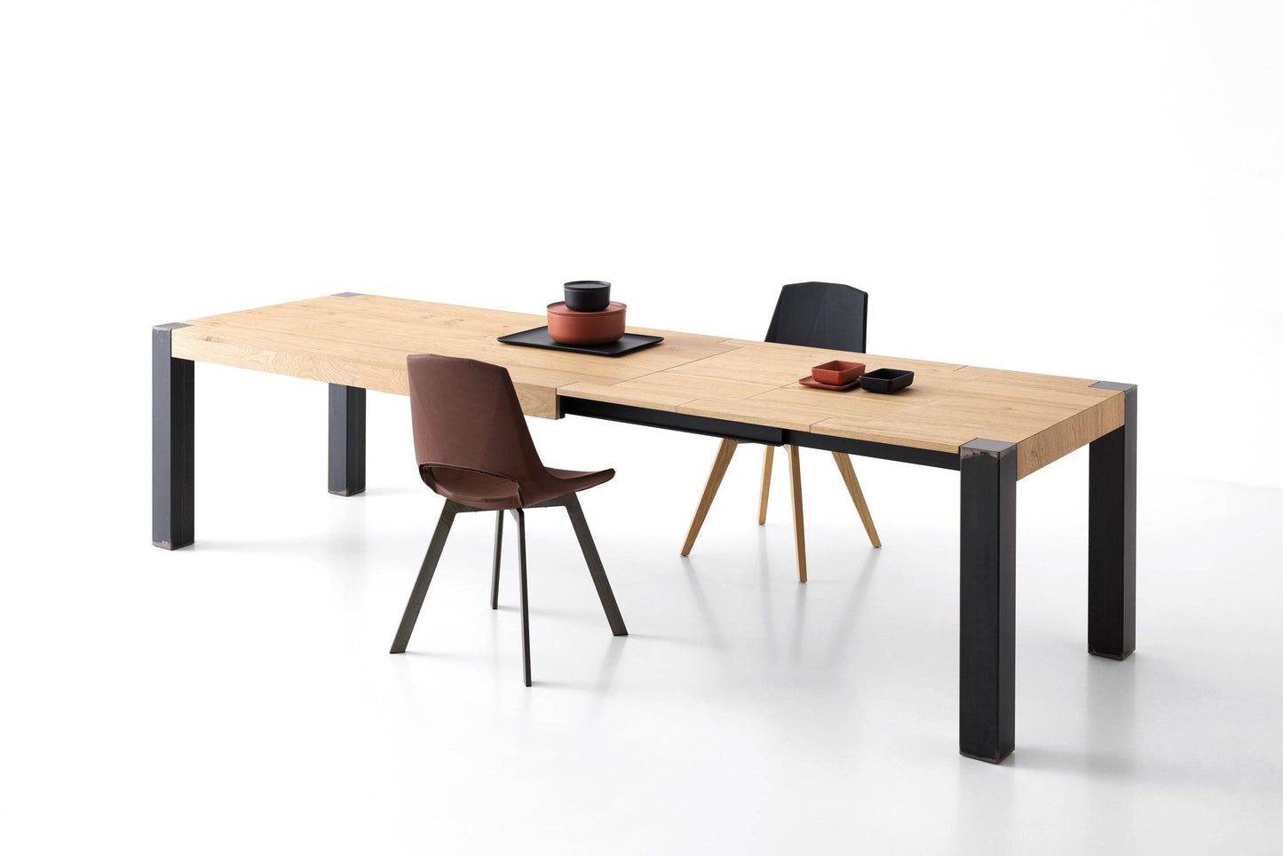 Tavolo allungabile in legno con gambe nere, sedie moderne, ideale per soggiorno o cucina