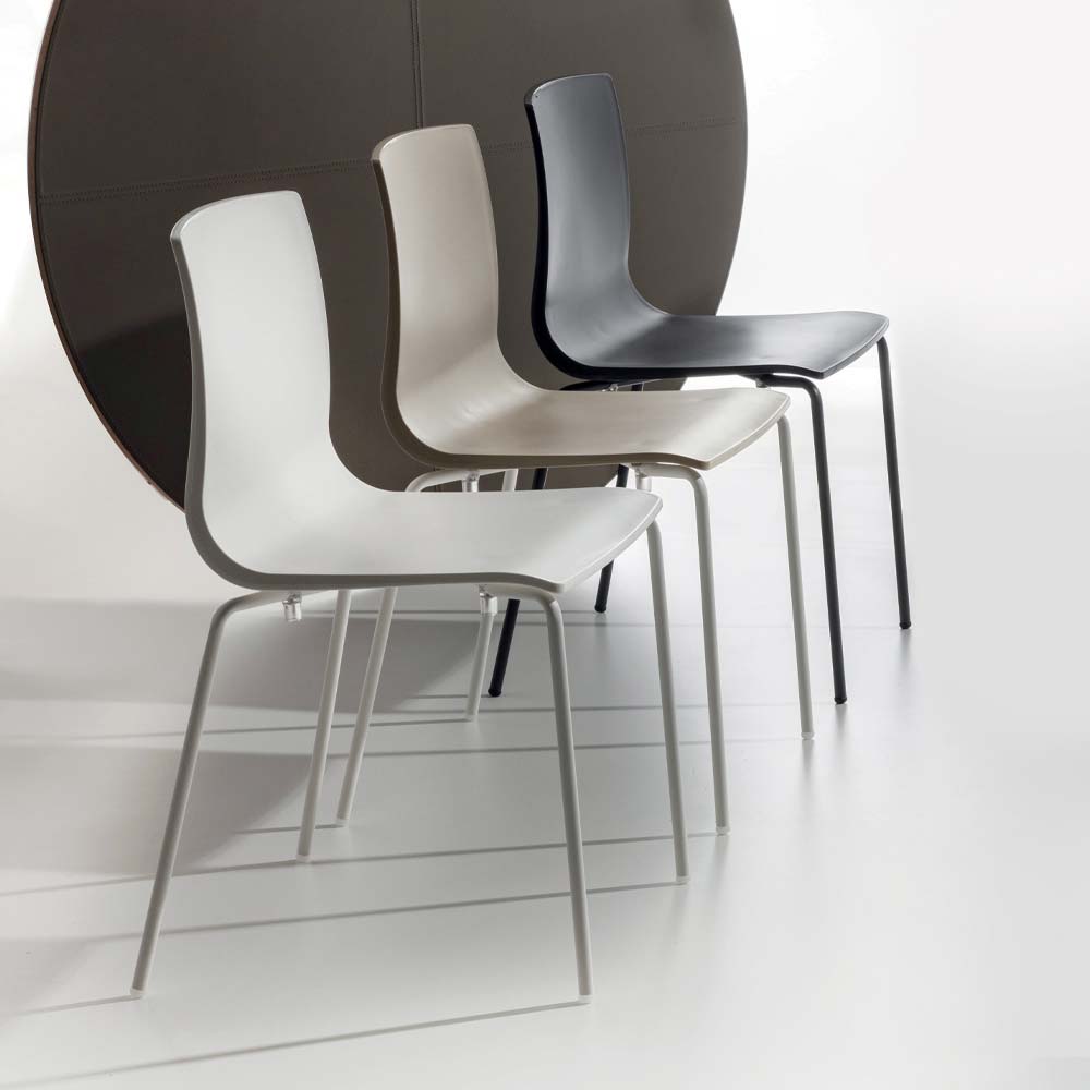Sedie moderne in plastica bianca, beige e nera con gambe metallo, ideali per cucina o soggiorno