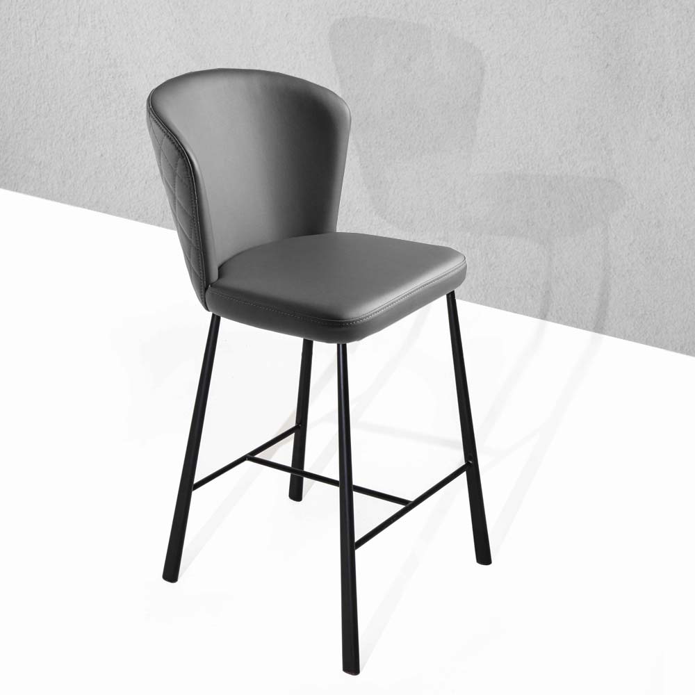 Sedia living Dandy La Seggiola in titanio con design elegante, vista frontale su superficie liscia e dettagli moderni.