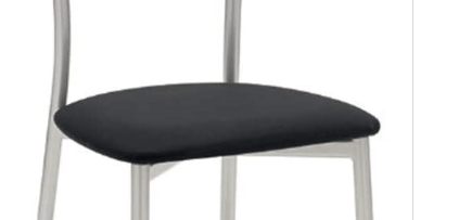 Sgabello da cucina Go! Connubia in nero con seduta imbottita e struttura in legno, stile moderno e design elegante.
