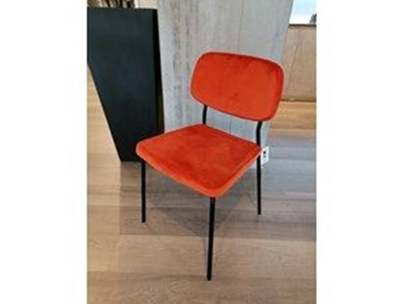 Sedia Living Ginger arancione di La Seggiola, con design moderno e rivestimento in tessuto, perfetta per il soggiorno.